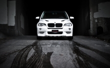 Белый BMW X5 выезжает из темноты